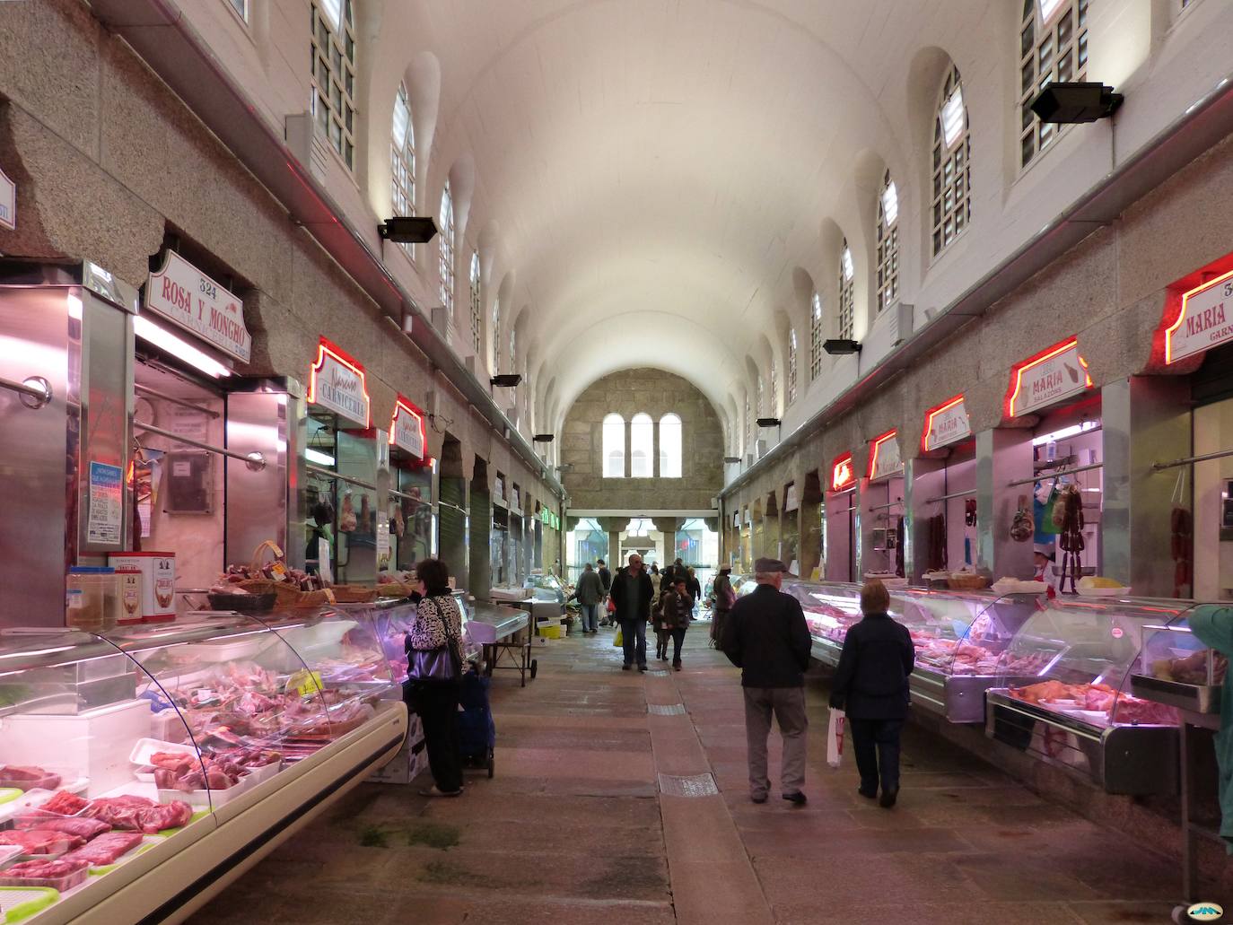 El mercado de Abasto de Santiago es el segundo lugar más visitado de la ciudad, tan solo por detrás de la Catedral. Este es un sitio para comprar, pero también para admirar, un entorno arquitectónico histórico único donde podrás pasear, degustar y comprar de los mejores comerciantes y artesanos, expertos en mariscos, pescados, carnes, quesos y verduras que los venden recién salidos del mar y de la huerta. Seas local o visitante, al entrar a este espacio despertarás los cinco sentidos con colores intensos, olores y texturas que te harán imposible no pensar en cómo empezar a preparar las cenas de esta Navidad. Además, podrás disfrutar de una nave íntegramente dedicada a la restauración, donde probar todos aquellos productos que deseabas durante tu paseo por el mercado.