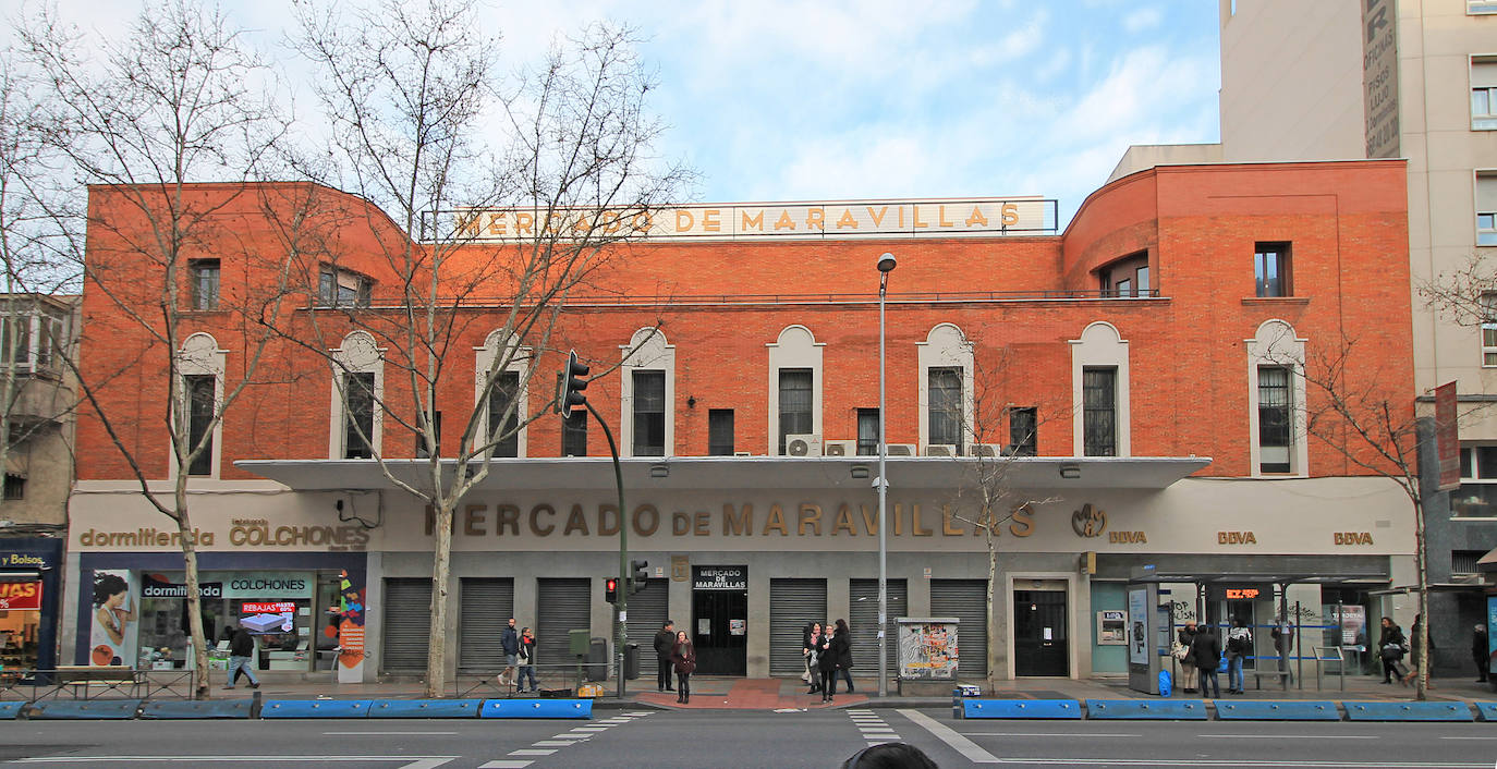 Inaugurado en 1942, este mercado se ha convertido en uno de los cinco municipales más famosos del distrito de Tetuán y uno de los más populares de toda la capital. Destaca por ser el más grande de Madrid y uno de los más grandes de Europa, 9.000 metros cuadrados y más de 200 puestos donde se puede encontrar de casi todo. Inmensas pescaderías, fruterías y carnicerías que se alternan con pequeñas cafeterías y tiendas minúsculas donde también se puede encontrar artículos de limpieza, papelería, lencerías, entre otras muchas propuestas. Sin lugar a duda, este es tu sitio si quieres encontrar los mejores productos del mar y el campo, haciendo así una cesta navideña de primerísima calidad, por poco más de 50 euros.
