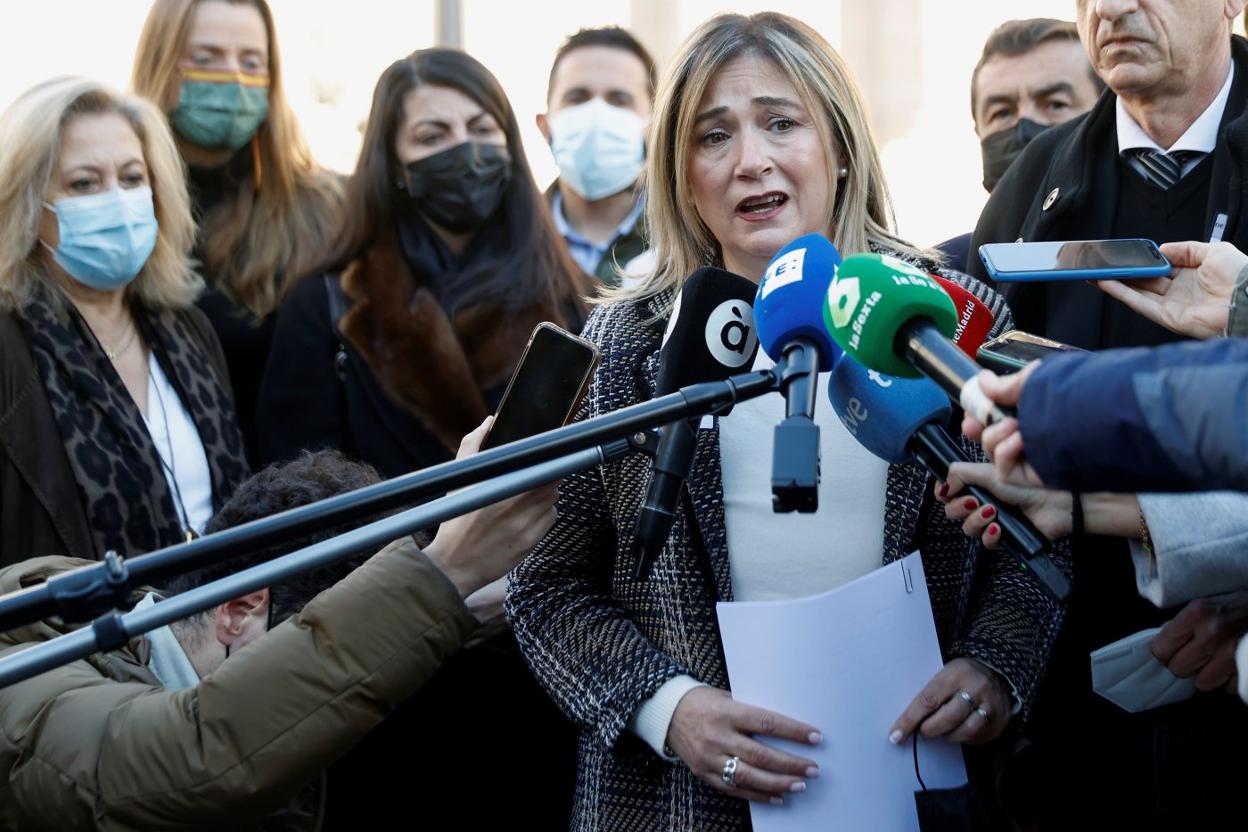 Marisol Burón, madre de Marta Calvo, realiza declaraciones en el exterior del Congreso de los Diputados. efe