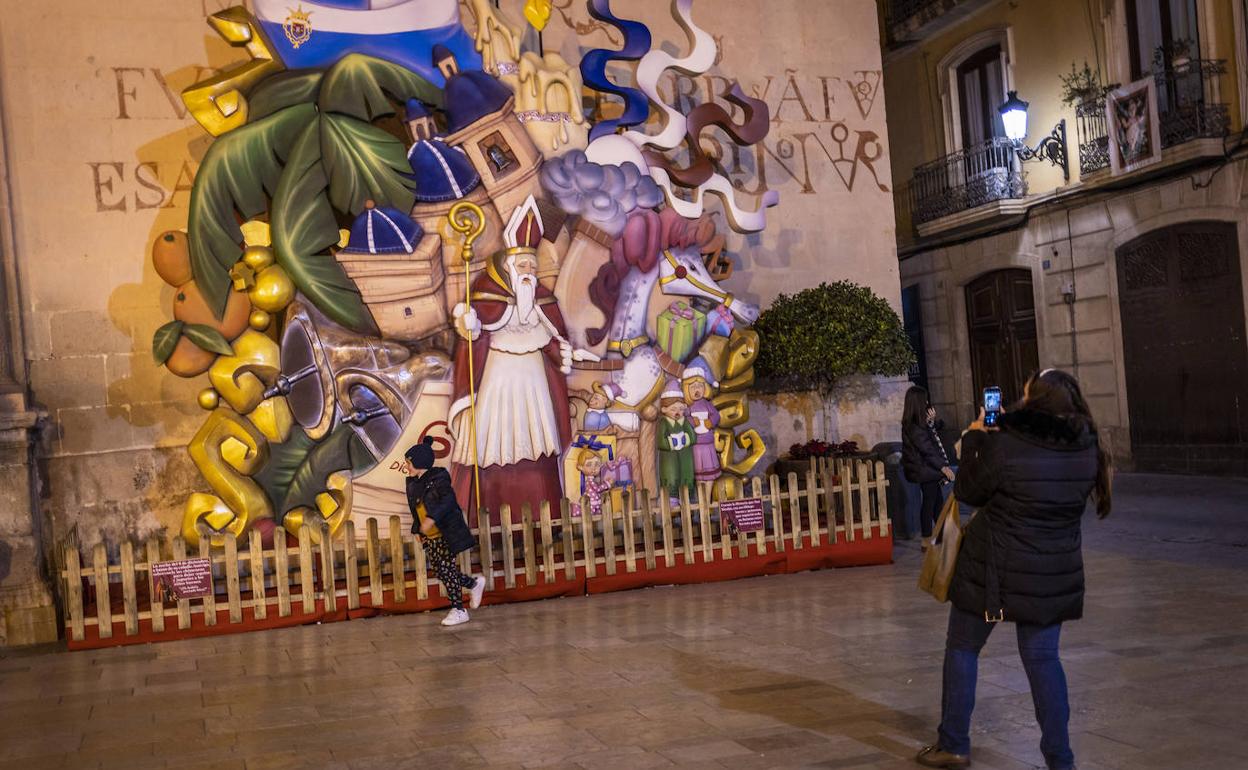 Fachada de la Concatedral de San Nicolás decorada por Navidad, en Alicante. 