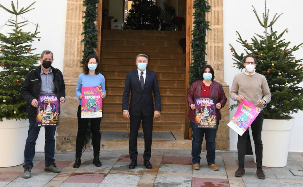 Autoridades en la presentación de la programación navideña de Xàbia. 