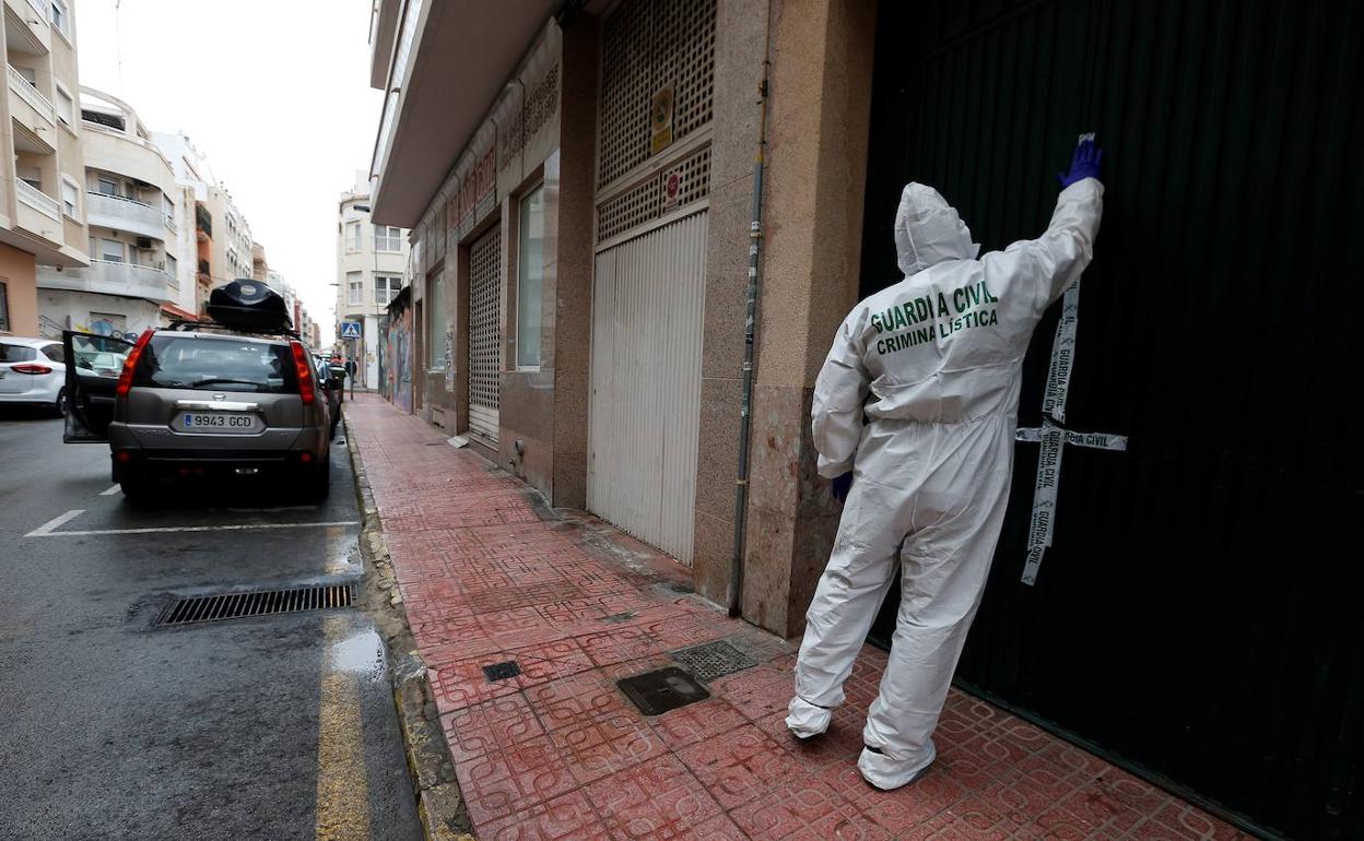 La Guardia Civil precinta la vivienda donde una mujer ha sido asesinada por su pareja 