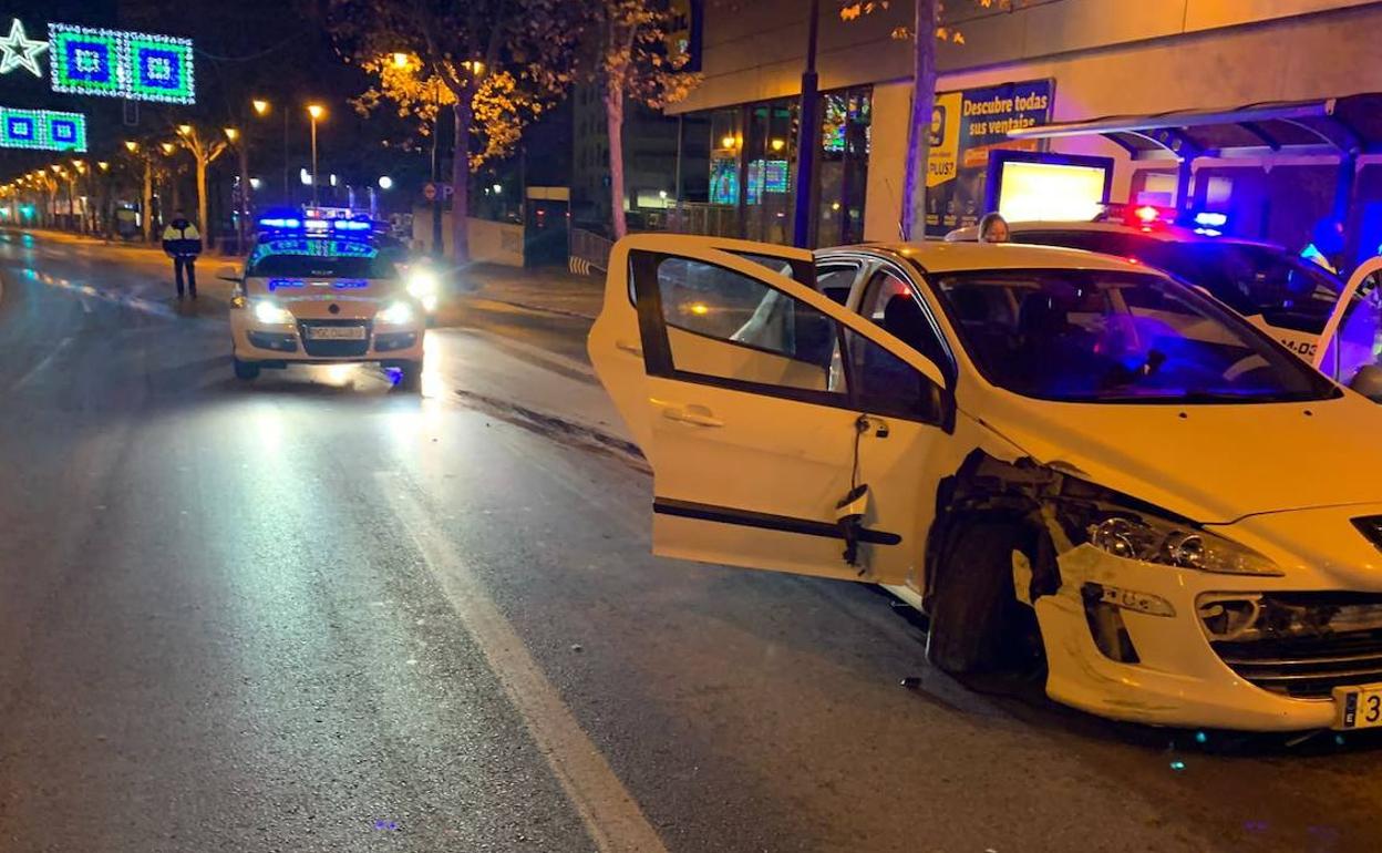 El vehículo en el que huyó el sospechoso, rodeado de policías locales y guardias tras finalizar la persecución en Alcoy. 