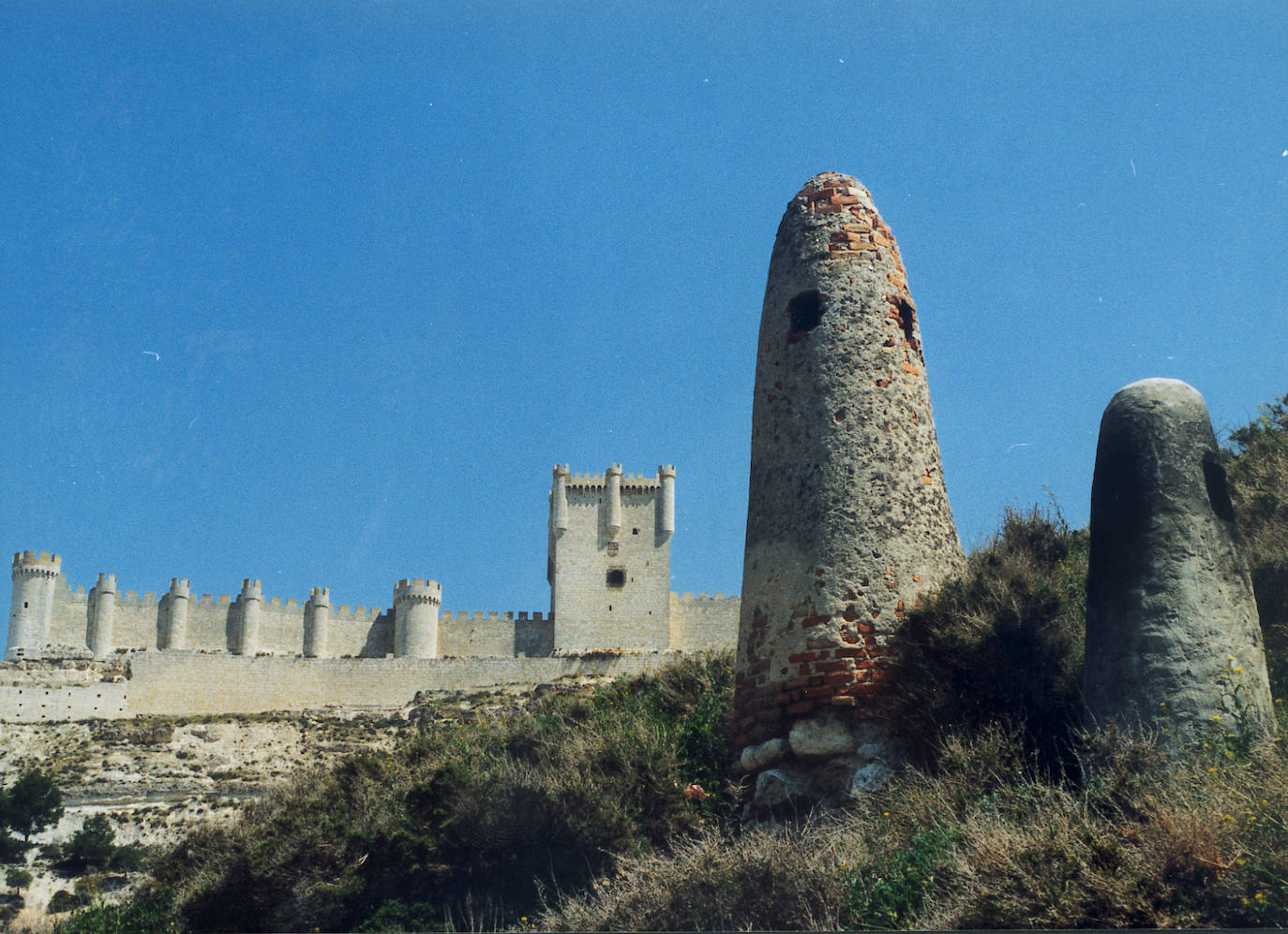 2.- PEÑAFIEL (Valladolid): 'Premio Turismo Rural 2022' | Peñafiel es Historia antigua en la Ciudad de Pintia de los Vacceos. Historia grande del viejo Reino de Castilla. Monumental en sus iglesias y conventos, en su entramado urbano señorial en el que destaca la Plaza del Coso, testimonio antiguo de los “juegos de toros” y actual en la que se siguen celebrando fiestas como “La Bajada del Ángel” y se rinde tributo a la tauromaquia más popular.