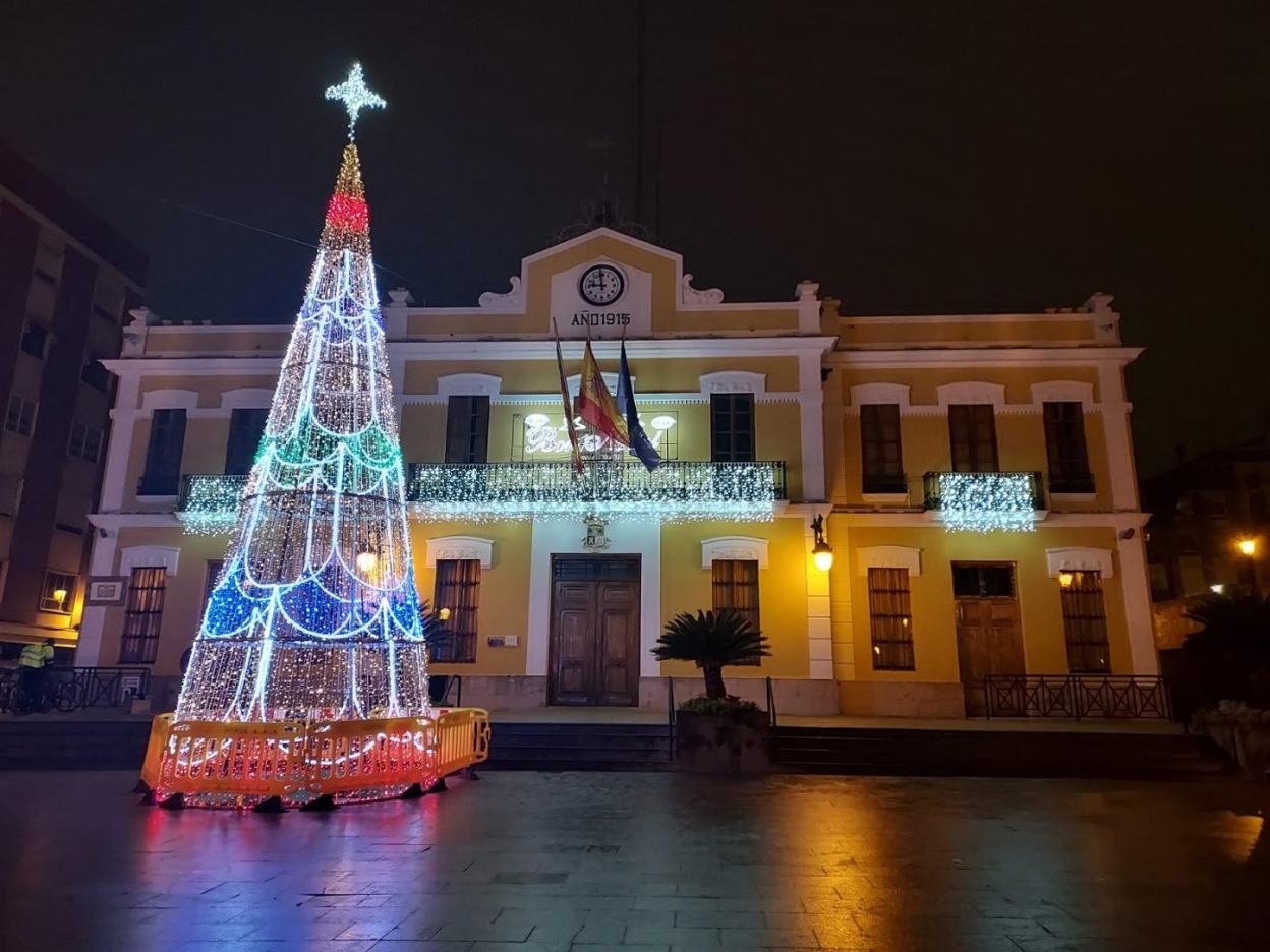 La plaza del Ayuntamiento con la iluminación navideña. LP