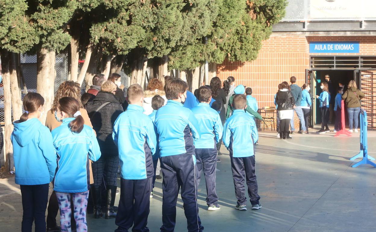 Alumnos del colegio Santa María de Valencia esperando para vacunarse, el miércoles pasado 