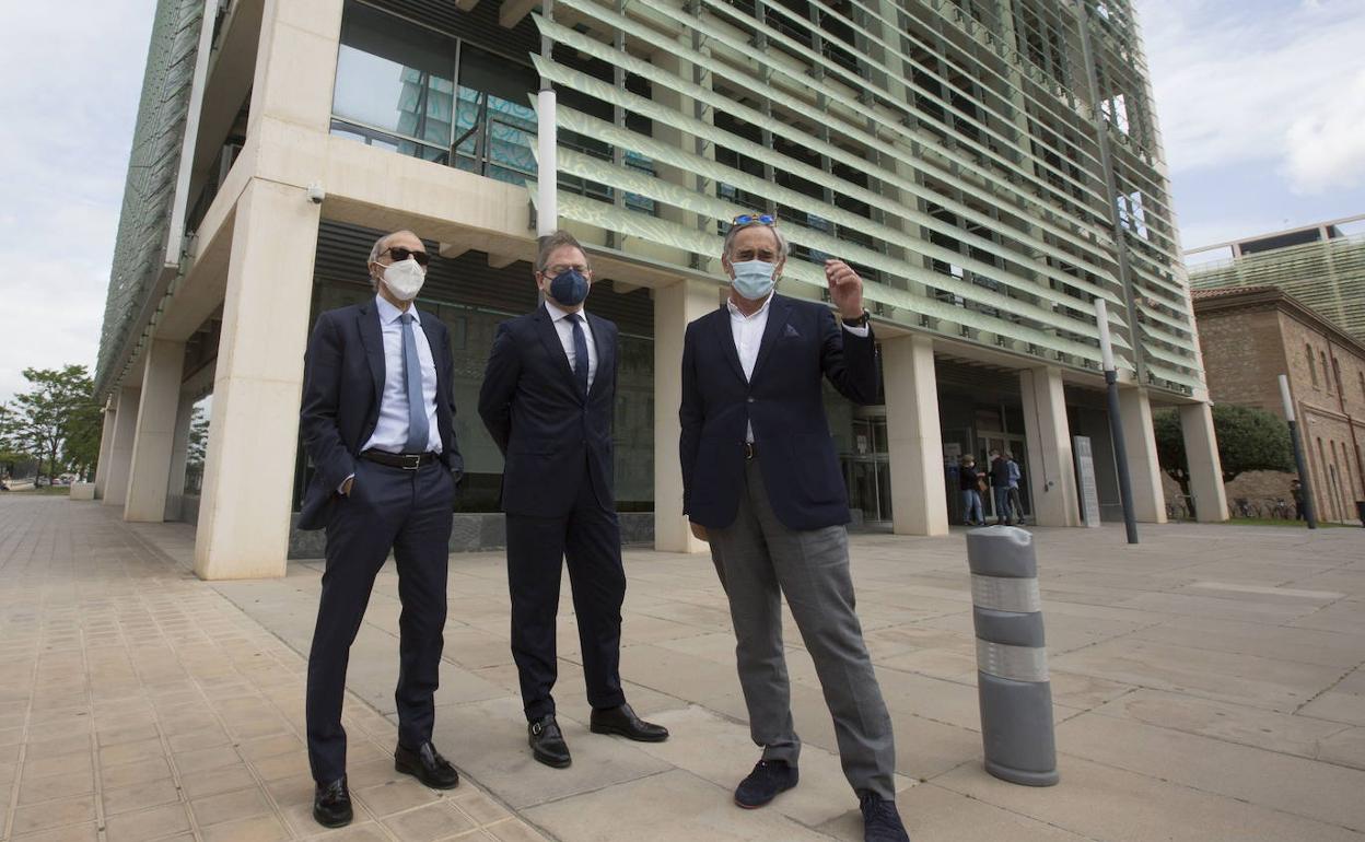 De izquierda a derecha, Martín Queralt, Pablo Delgado y García Fuster en la puerta de la Conselleria de Territorio. 