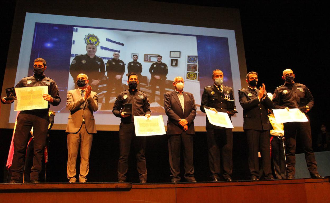 Los agentes Molina, Jiménez, Canet y Palomares, junto a las autoridades, muestran sus distinciones. 