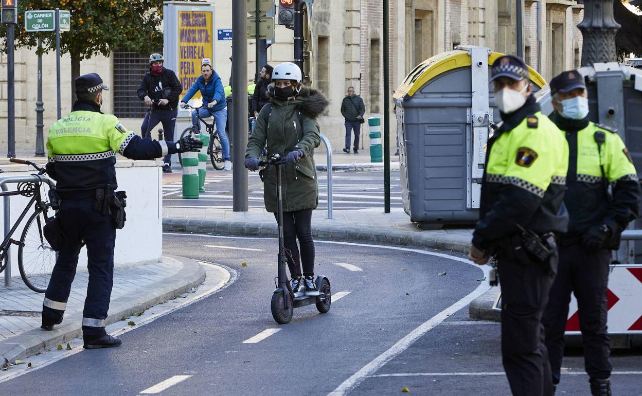 Control de patinetes en una calle de Valencia. 