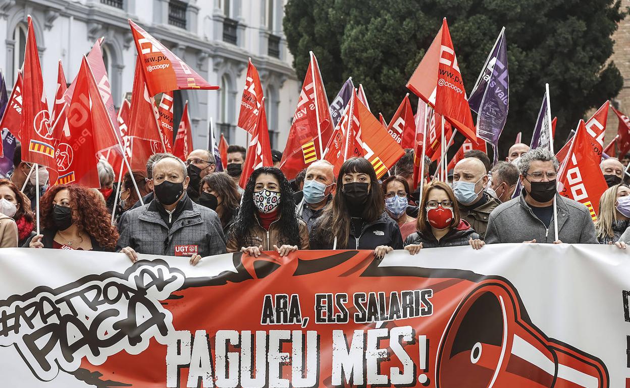 Sindicatos en una movilización por el aumento de salarios. 