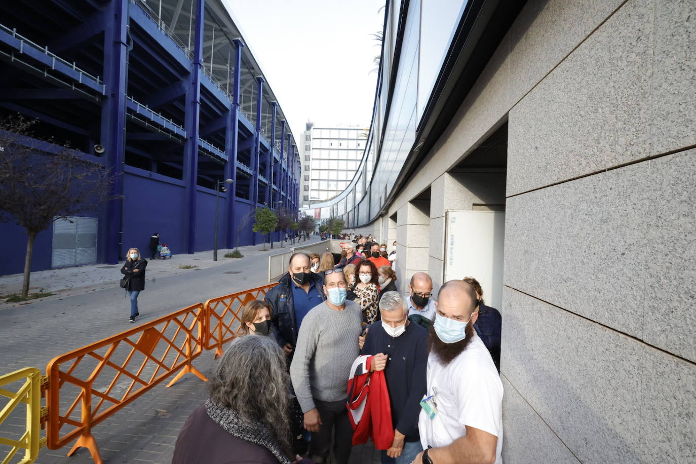 La campaña de vacunación del coronavirus se extienda esta semana en la Comunitat con la instalación de más de una veintena de centros de inmunización sin cita. En Valencia, cientos de personas han acudido a vacunarse este martes en los puntos móviles de vacunación instalados en la ciudad, donde se han formado largas colas. 