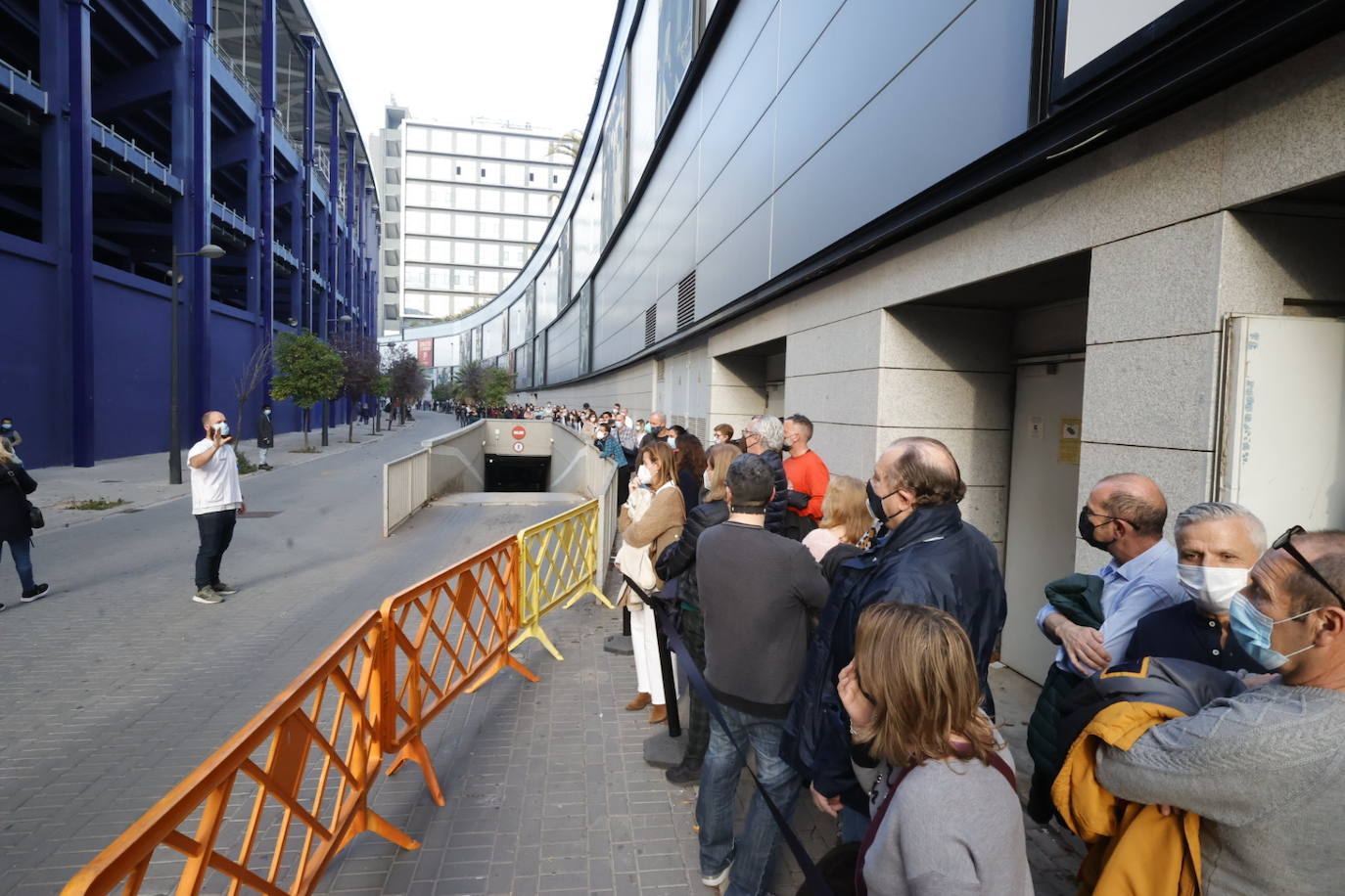 La campaña de vacunación del coronavirus se extienda esta semana en la Comunitat con la instalación de más de una veintena de centros de inmunización sin cita. En Valencia, cientos de personas han acudido a vacunarse este martes en los puntos móviles de vacunación instalados en la ciudad, donde se han formado largas colas. 