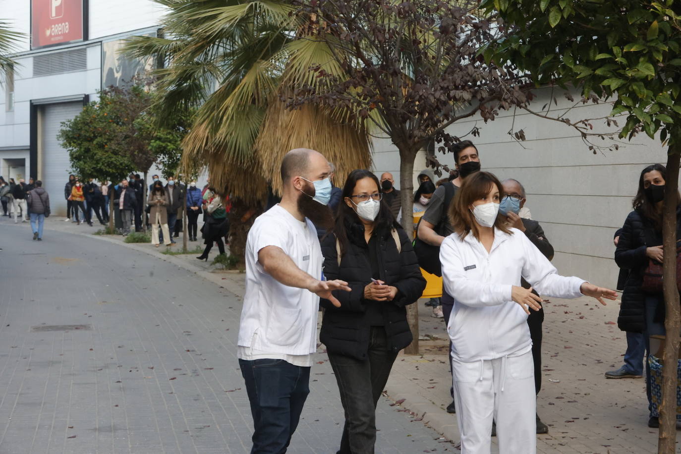 La campaña de vacunación del coronavirus se extienda esta semana en la Comunitat con la instalación de más de una veintena de centros de inmunización sin cita. En Valencia, cientos de personas han acudido a vacunarse este martes en los puntos móviles de vacunación instalados en la ciudad, donde se han formado largas colas. 