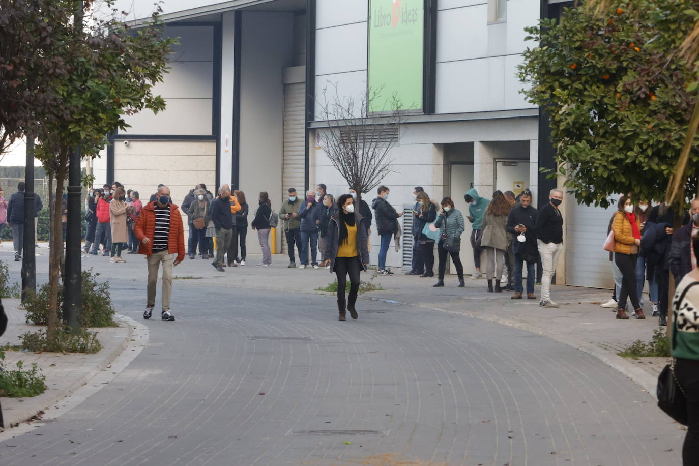 La campaña de vacunación del coronavirus se extienda esta semana en la Comunitat con la instalación de más de una veintena de centros de inmunización sin cita. En Valencia, cientos de personas han acudido a vacunarse este martes en los puntos móviles de vacunación instalados en la ciudad, donde se han formado largas colas. 