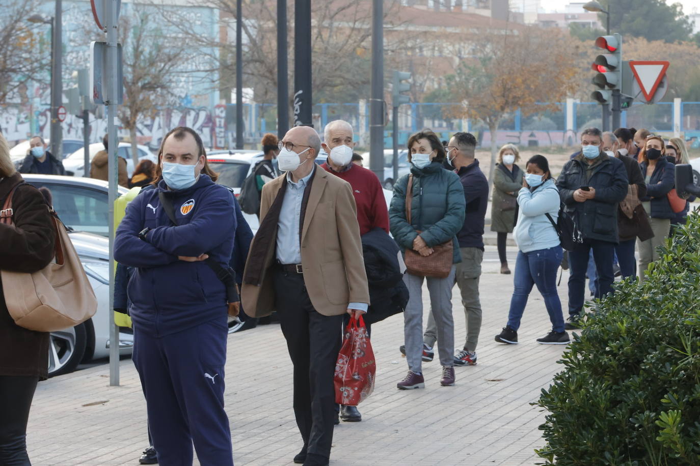 La campaña de vacunación del coronavirus se extienda esta semana en la Comunitat con la instalación de más de una veintena de centros de inmunización sin cita. En Valencia, cientos de personas han acudido a vacunarse este martes en los puntos móviles de vacunación instalados en la ciudad, donde se han formado largas colas. 