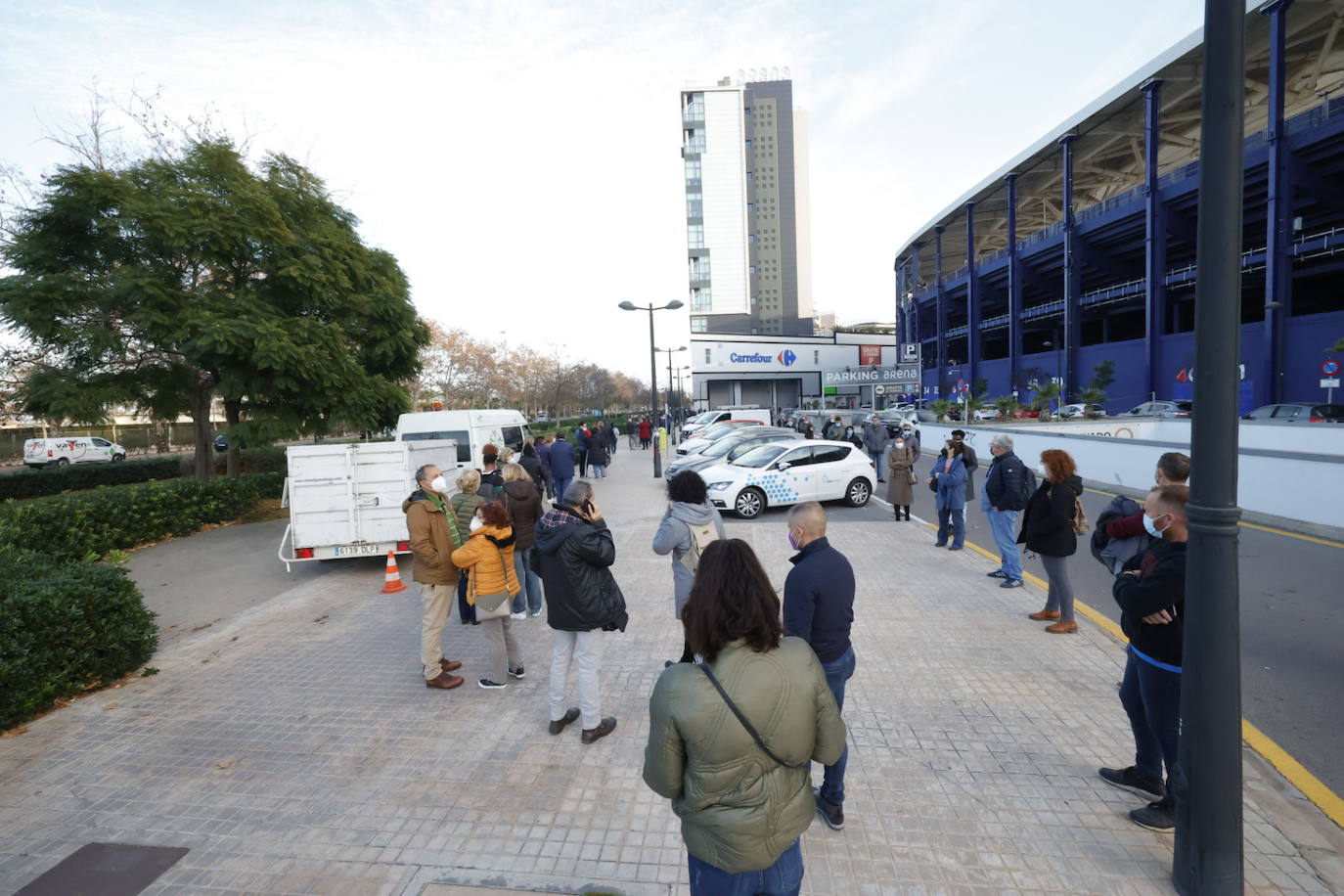 La campaña de vacunación del coronavirus se extienda esta semana en la Comunitat con la instalación de más de una veintena de centros de inmunización sin cita. En Valencia, cientos de personas han acudido a vacunarse este martes en los puntos móviles de vacunación instalados en la ciudad, donde se han formado largas colas. 