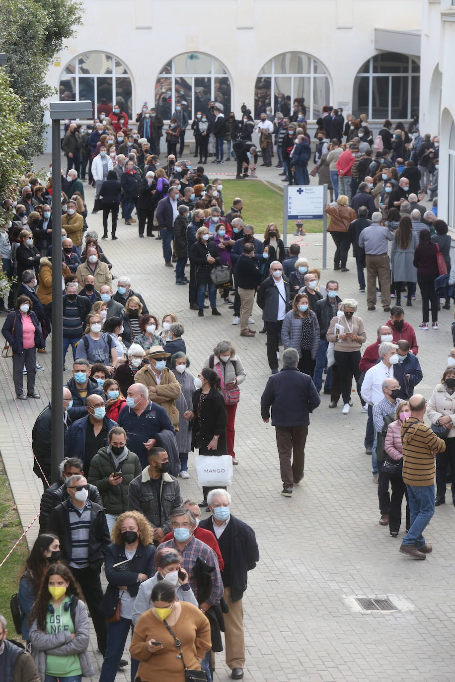 La campaña de vacunación del coronavirus se extienda esta semana en la Comunitat con la instalación de más de una veintena de centros de inmunización sin cita. En Valencia, cientos de personas han acudido a vacunarse este martes en los puntos móviles de vacunación instalados en la ciudad, donde se han formado largas colas. 