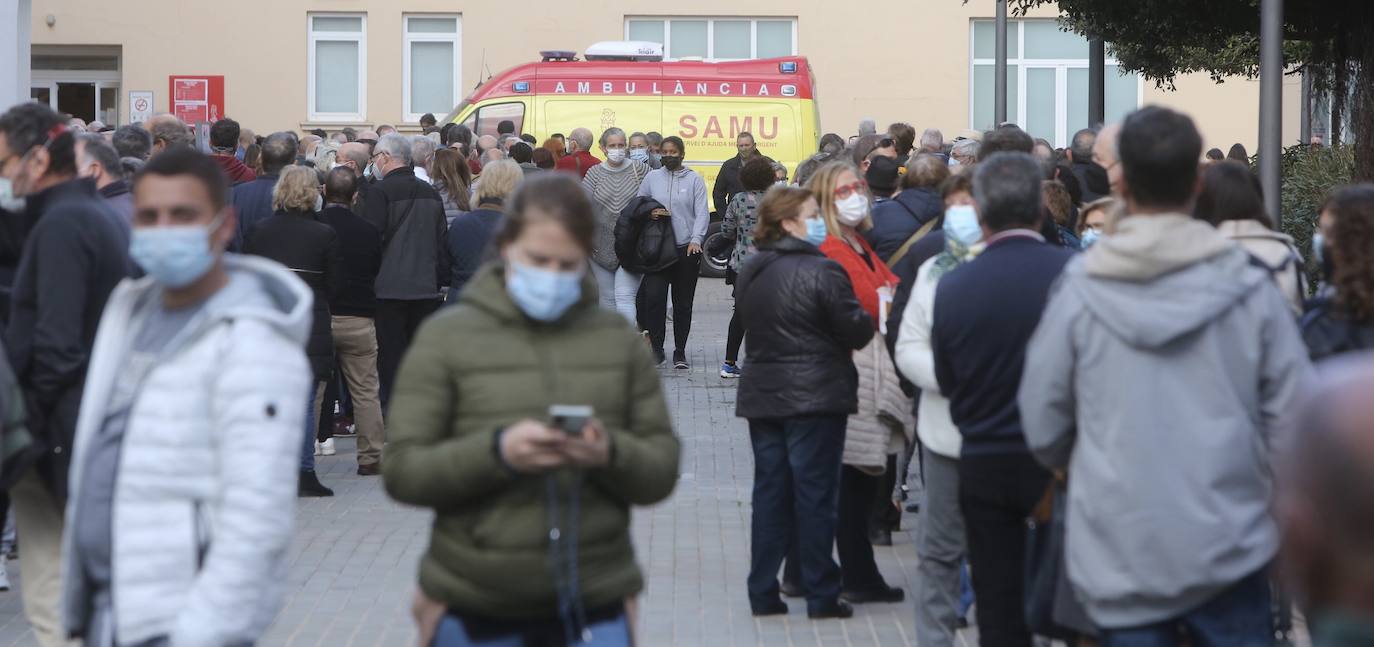 La campaña de vacunación del coronavirus se extienda esta semana en la Comunitat con la instalación de más de una veintena de centros de inmunización sin cita. En Valencia, cientos de personas han acudido a vacunarse este martes en los puntos móviles de vacunación instalados en la ciudad, donde se han formado largas colas. 