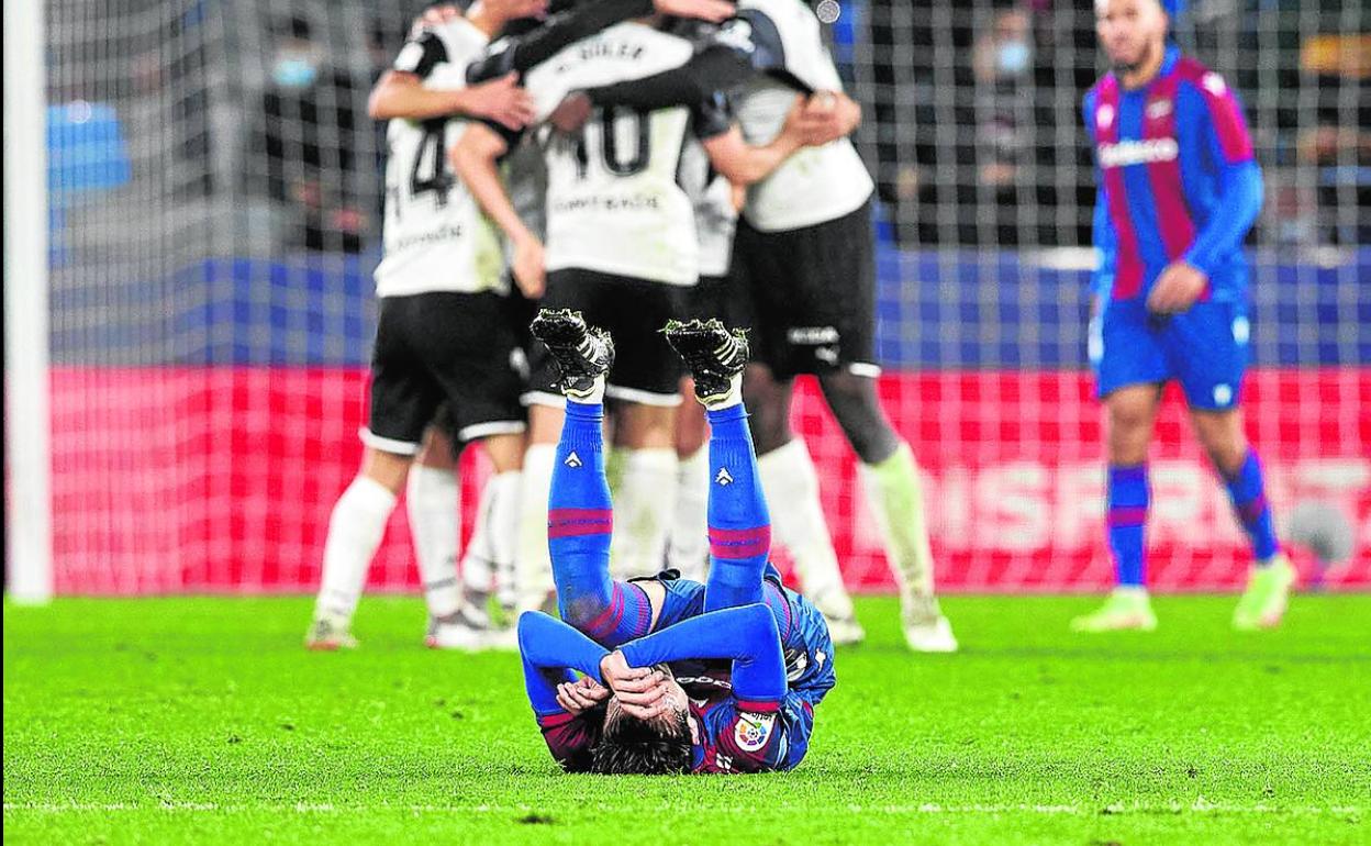 Campaña, sobre el césped tras uno de los goles del Valencia en el estadio Ciutat de València