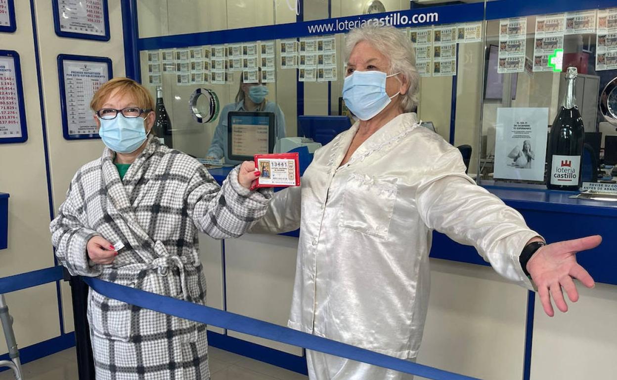 Una vecina, en pijama, en la administración de lotería. 