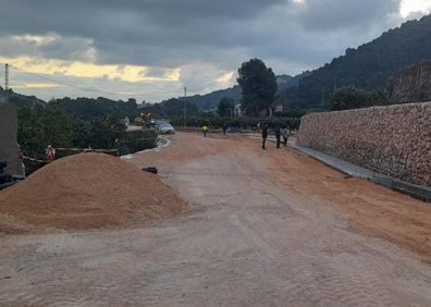 Imagen secundaria 1 - Visita del alcalde Pablo Puig a las obras y varios tramos del nuevo firme y los muros que sustituyen a las curvas peligrosas. 