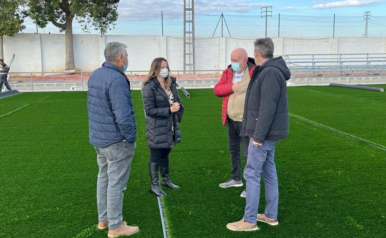 La alcaldesa y el concejal visitan la renovación del campo. 