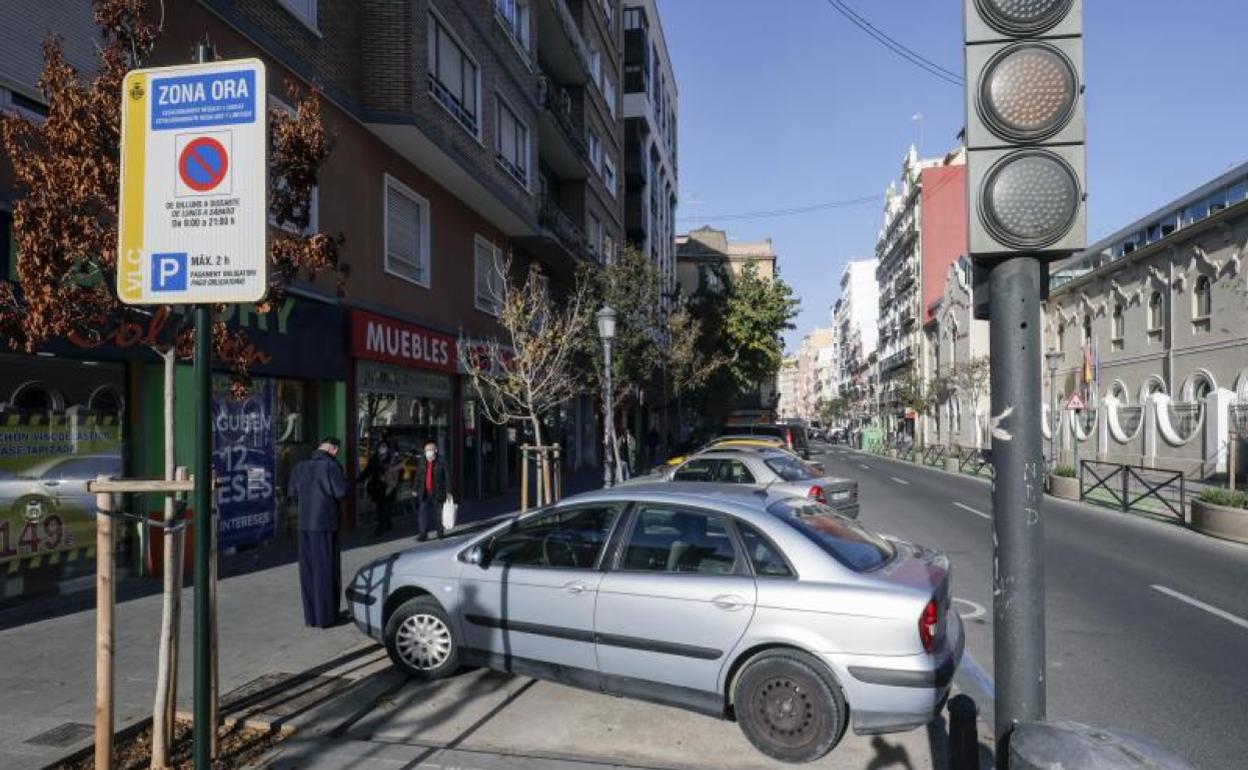 Zona azul cerca del Mercado de Ruzafa, esta semana. 