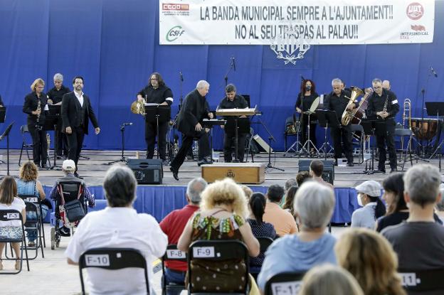 La banda intensifica las protestas