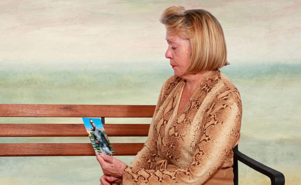 La alicantina Isabel Martínez sostiene una fotografía de su hijo Félix José Esquerdo, desaparecido el 3 de octubre de 2020. 