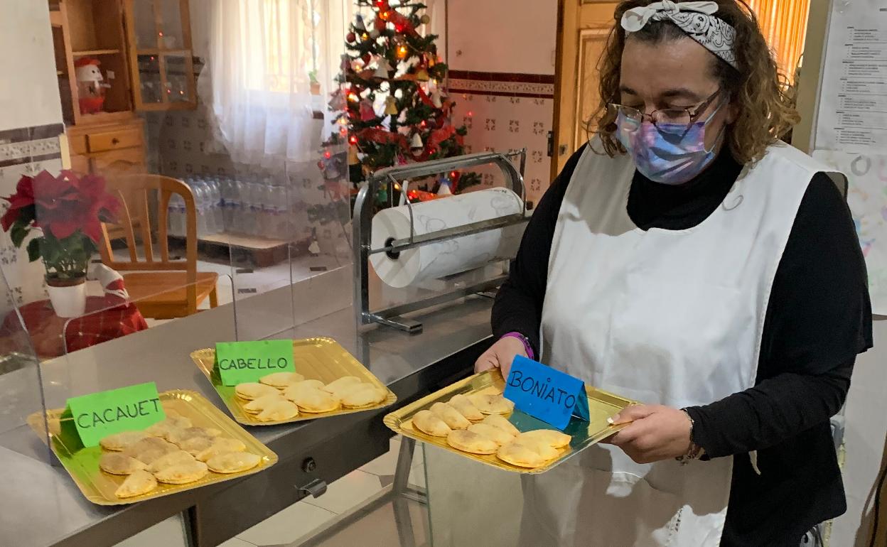 Celia Laborda muestras los 'pastissets' que elabora cada día para vender en despacho de Ador. 