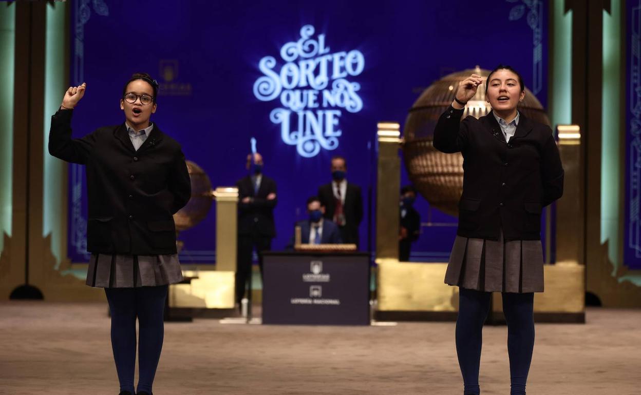 paula Figuereo y Yanisse Alexandra, han sido las niñas de San Idelfonso que han cantado el premio 'Gordo'. 