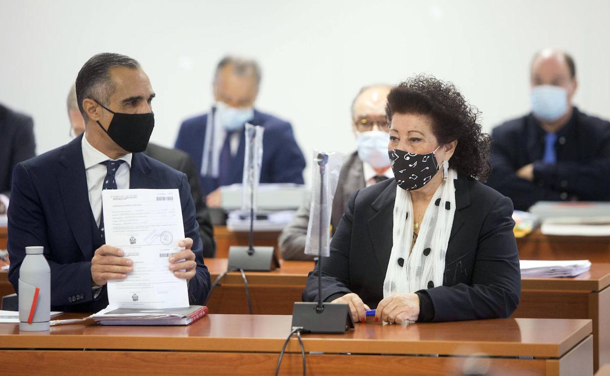 Consuelo Císcar junto a su letrado en el juicio en la Audiencia. 