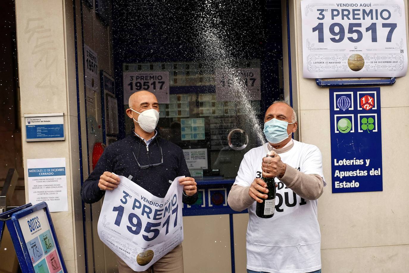 Los loteros de la administración de loterías número 16, ubicada en la calle Xàtiva 16 de Valencia, en las inmediaciones de la Estación del Norte y la plaza del Ayuntamiento de la capital valenciana, celebran la venta de 1.030 décimos de este número