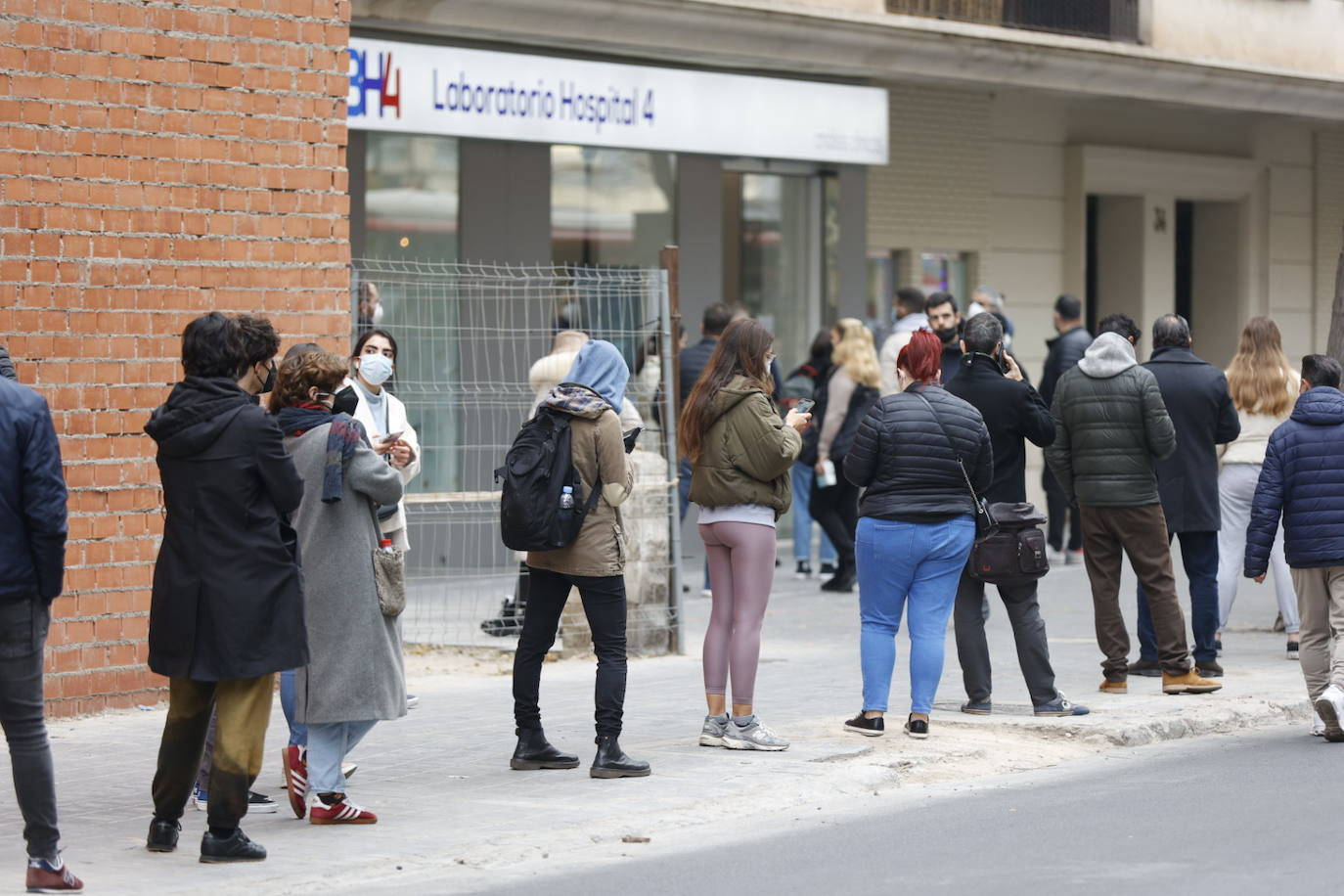 Fotos: Avalancha de colas para hacerse un test antes de Nochebuena en Valencia