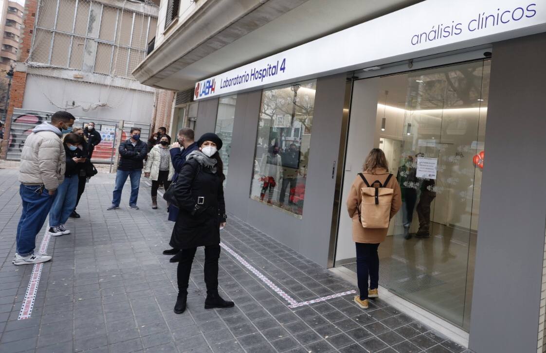 Fotos: Avalancha de colas para hacerse un test antes de Nochebuena en Valencia