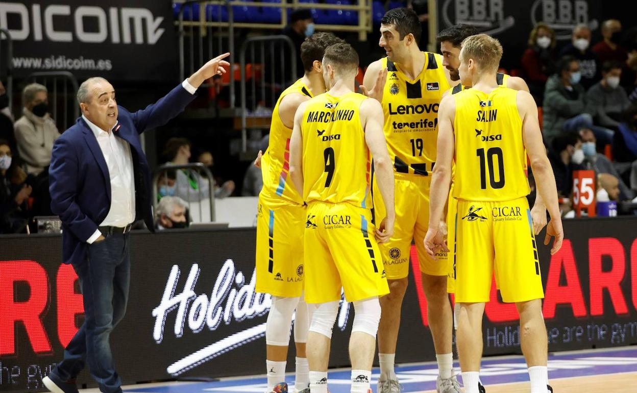 Txus Vidorreta, da instrucciones durante el partido contra el Fuenlabrada.