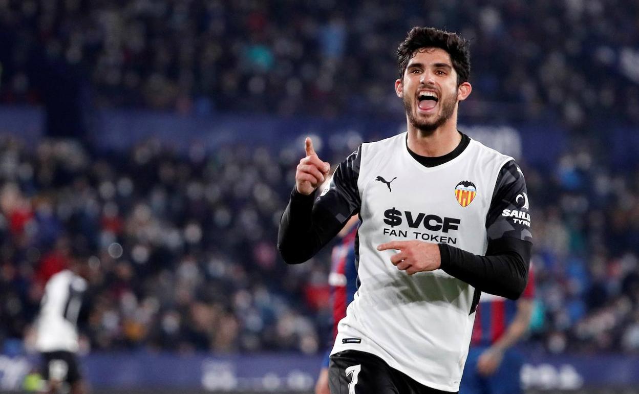 Gonçalo Guedes, tras marcar en el derbi ante el Levante