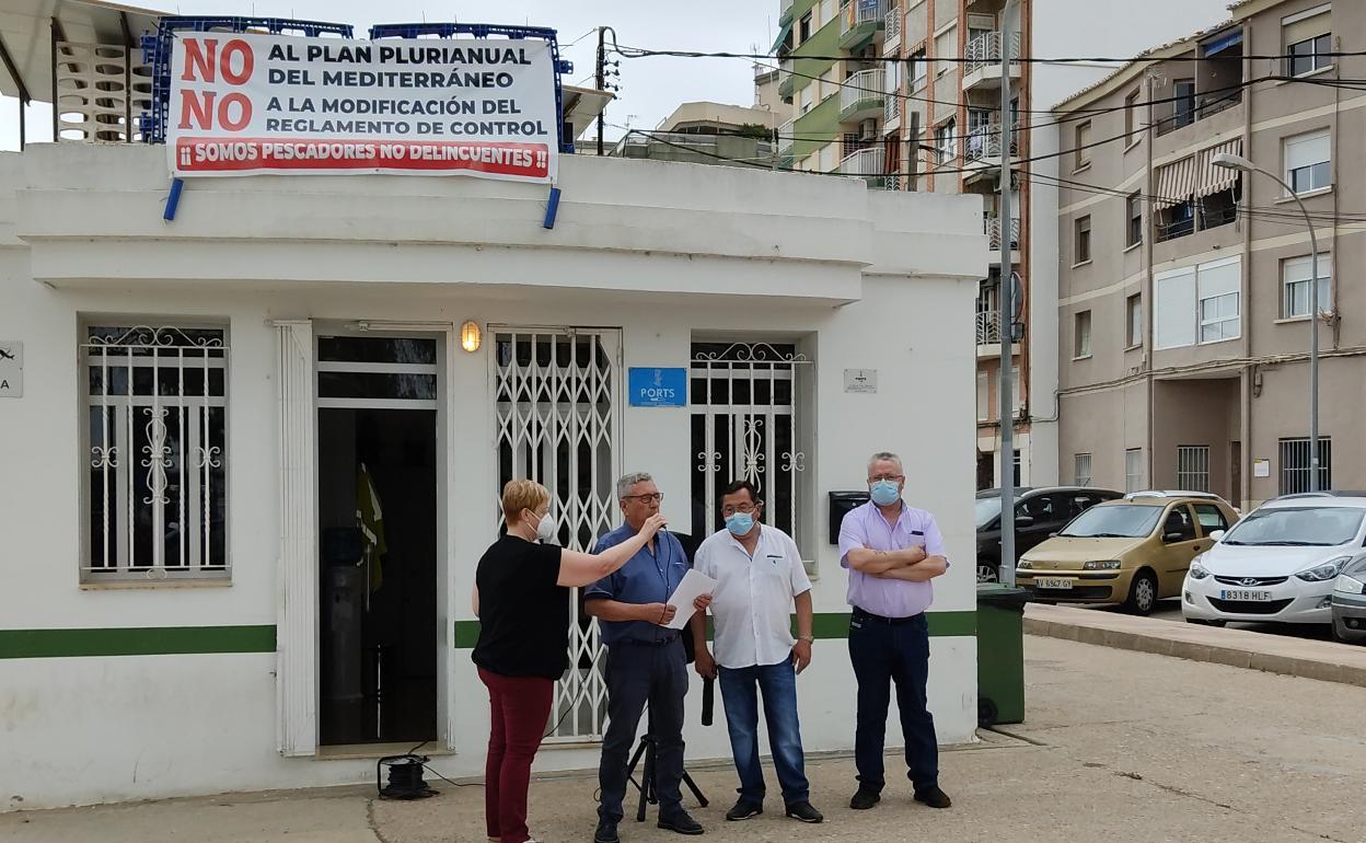 El presidente de los pescadores de Cullera, con el micro, junto a otros representantes del sector. 