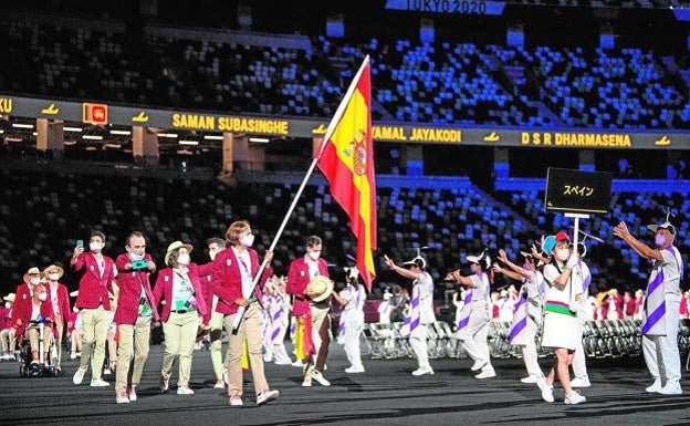 La delegación española en Tokio, en la inauguración de los Juegos. 