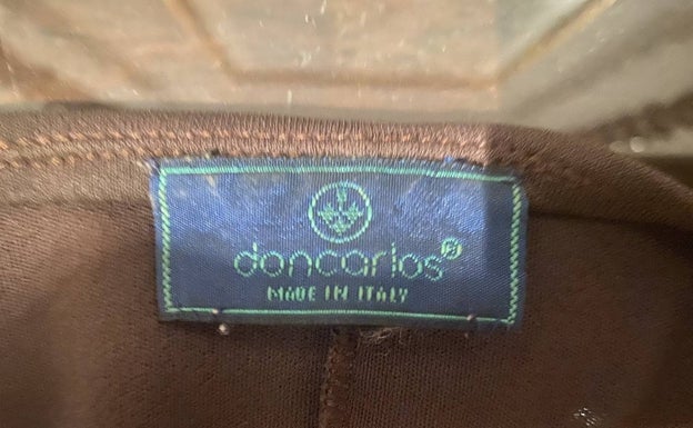 Etiqueta de la tienda en un vestido. 