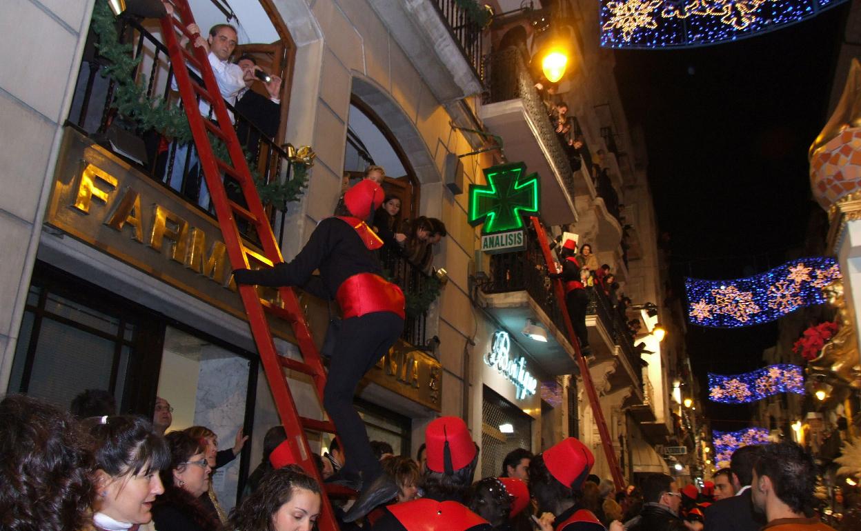 Los pajes reales se encaraman a los balcones durante el acto. 