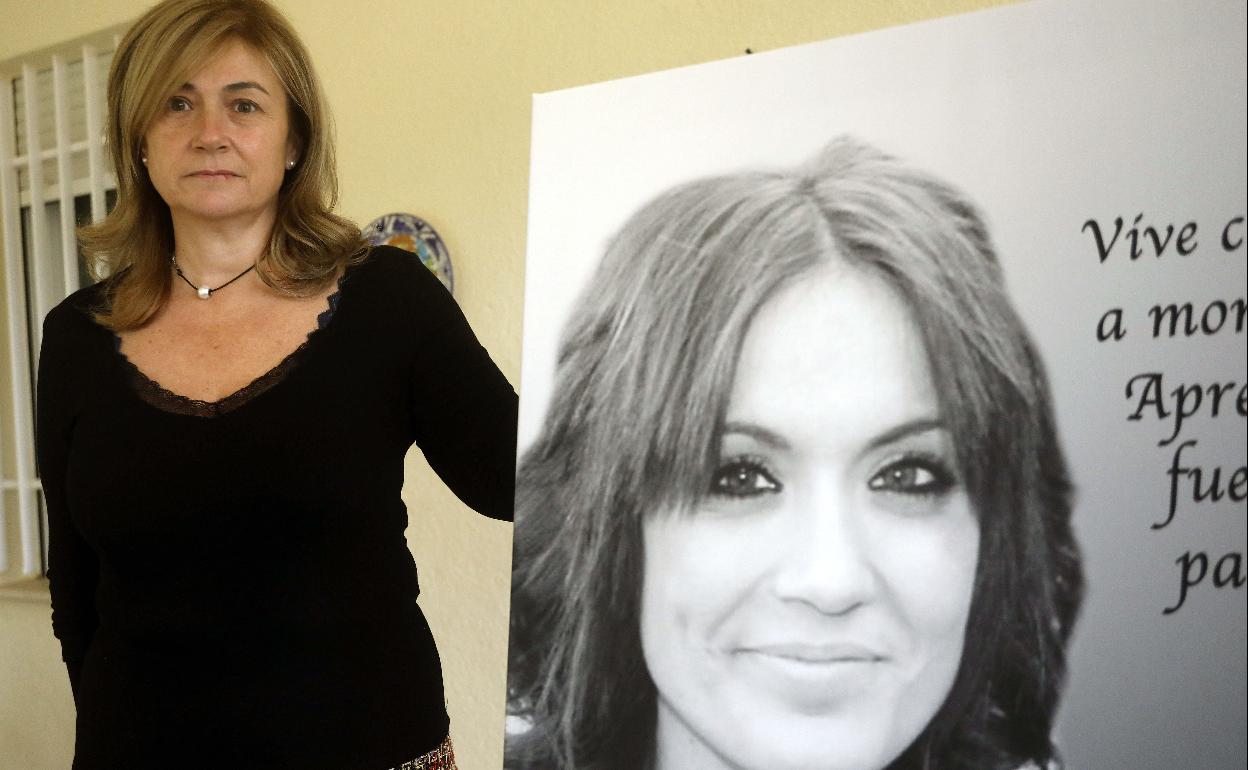 Marisol Burón, madre de Marta Calvo, junto a una foto de su hija. 