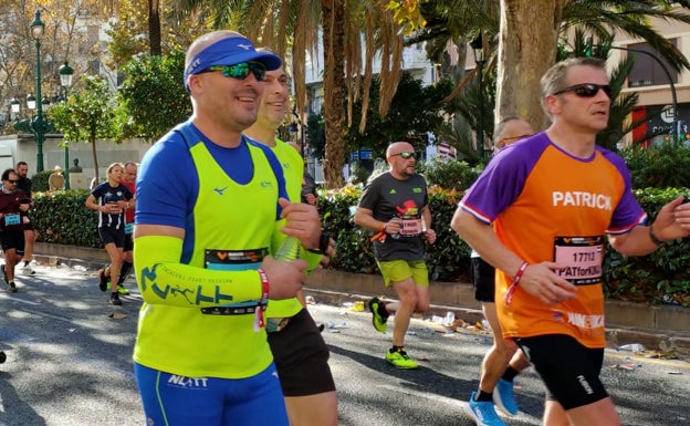 Un hombre lleva puesta una visera durante el Maratón de Valencia 2021