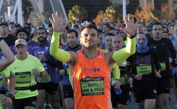 Un hombre lleva puestos manguitos a la salida del Maratón de Valencia 2021