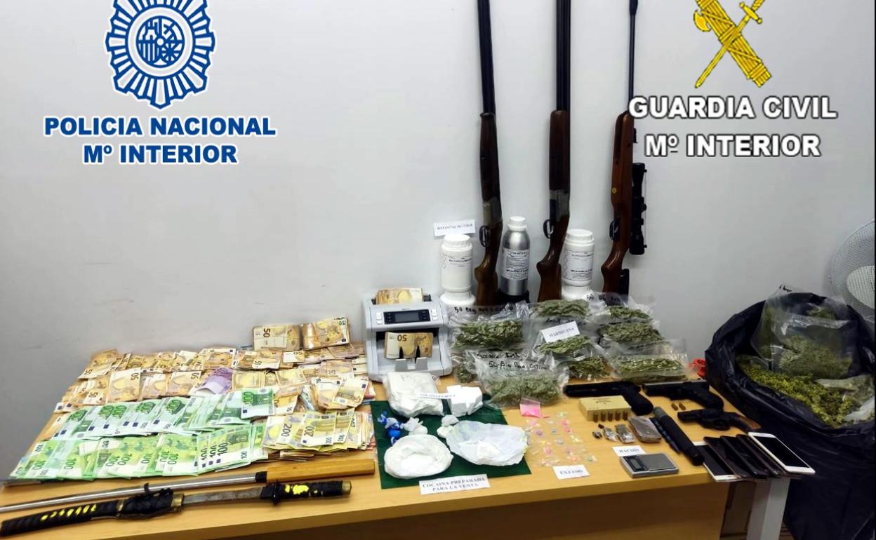 Material incautado por los agentes en los registros efectuados. 