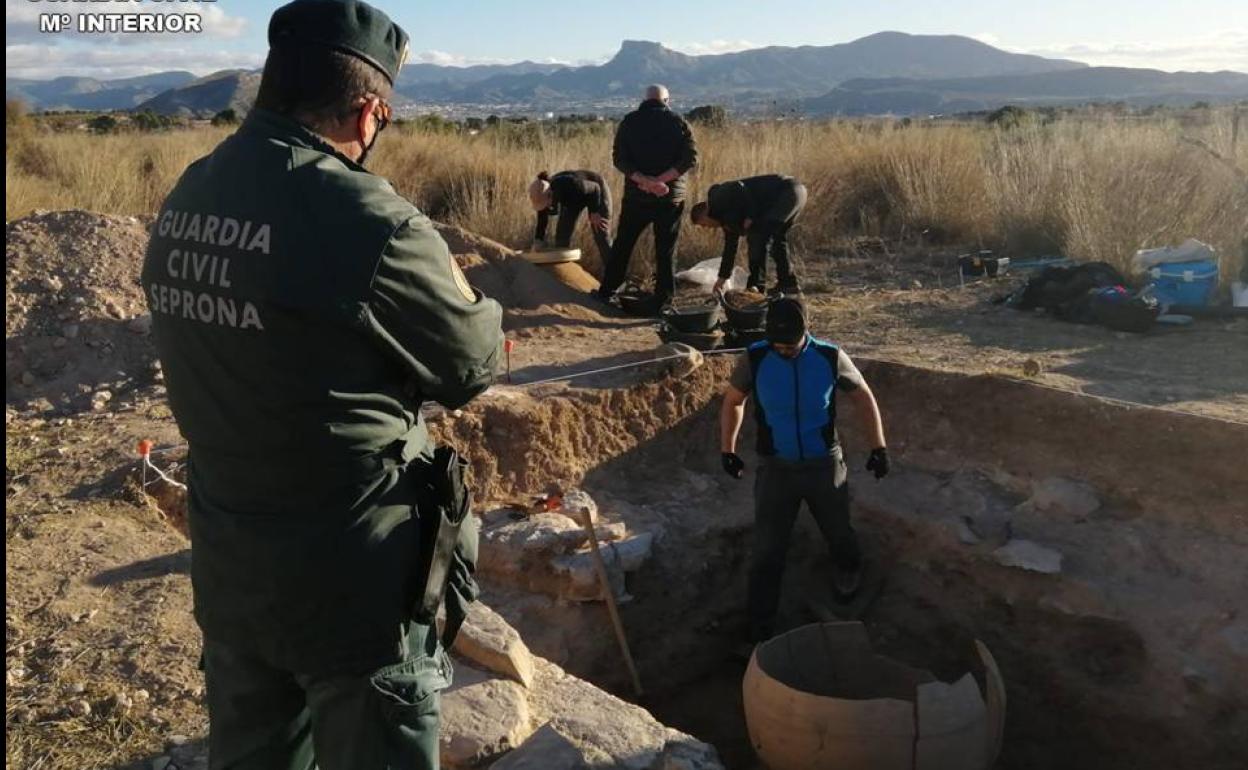 Encuentran un valioso objeto de la Edad Media en una parcela particular de la Comunitat