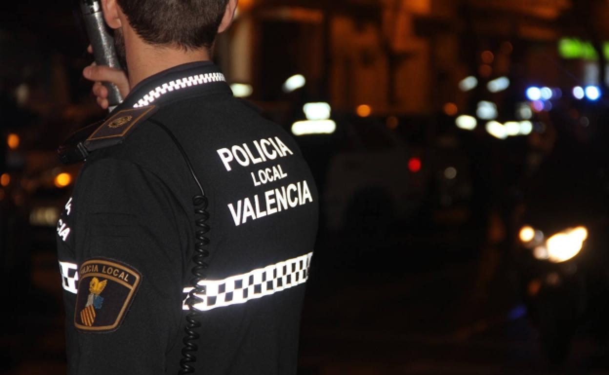 Policía local de patrulla en Valencia. 