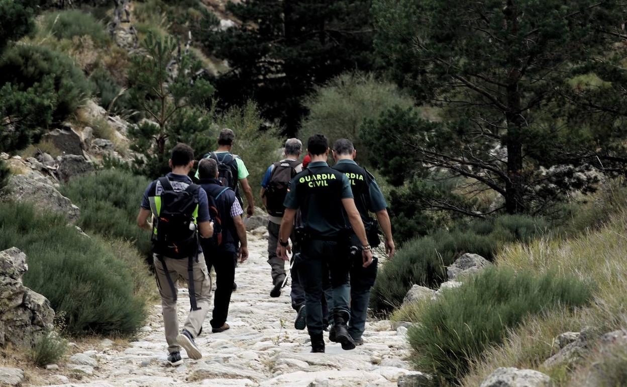 Agentes de la Guardia Civil durante el rastreo de una persona desaparecida, en una imagen de archivo. 