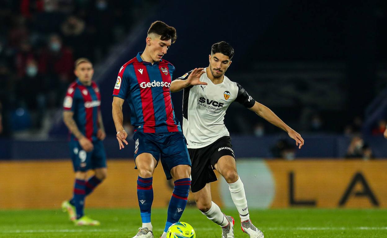 Pepelu protege el balón ante Carlos Soler.