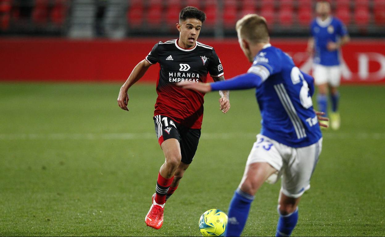 Roger Brugué, jugador cedido por el Levante, en un partido con el Mirandés de esta temporada